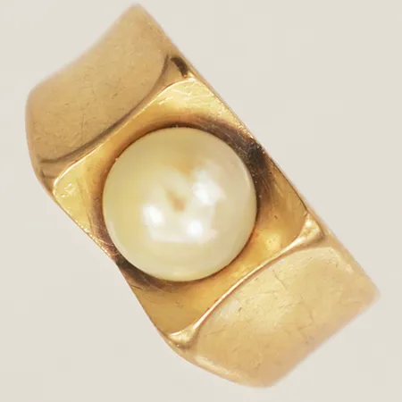 Ring med odlad pärla stl:17½ Ø7,2mm år 1965 18K Vikt: 5,9 g