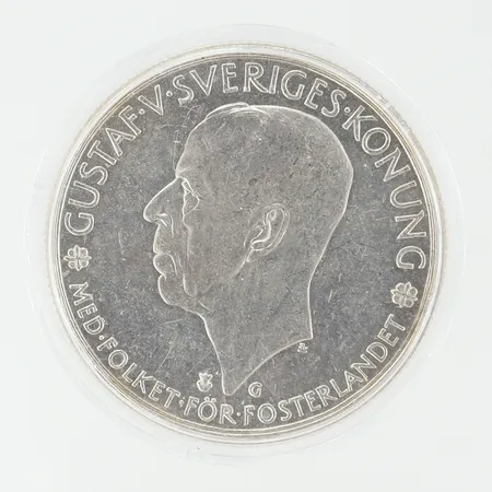 Minnesmynt Gustaf V Sveriges Konung Med folket för fosterlandet Sveriges Riksdag 1435-1935 nominellt värde 5kr plastficka Silver 900/1000.  Vikt: 25 g