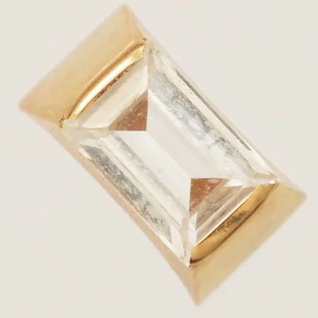 Ring med vit sten stl:16¼ bredd 8,6mm år 1967 18K Vikt: 4,6 g