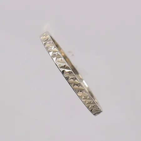 Ring mönstrad stl:18, bredd 2,1mm, vitguld, i behov av rodiering. 18K Vikt: 1,9 g