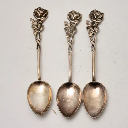 3st mockaskedar i silver, längd ca 11,2cm, modell Rosen - Gewe Malmö, 830/1000, 32,78g.