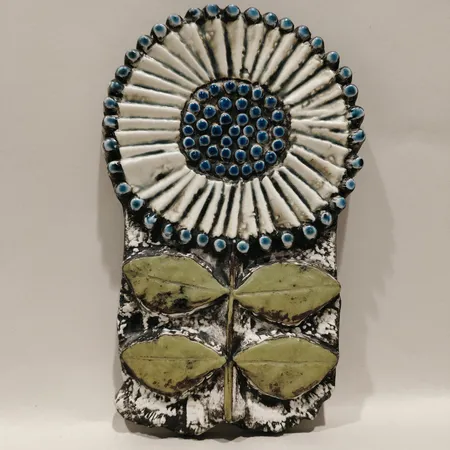 Väggplakett solros Lisa Larson, Gustavsberg, ca 27x17cm, keramik, glaserat stengods, stämpelmärkt Lisa L Gustavsberg Skickas med postpaket.