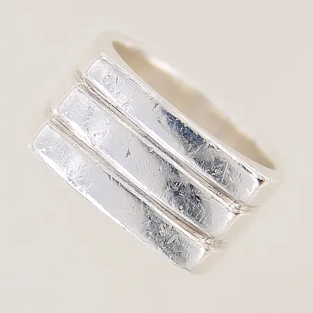 Ring med dekor stl:18¼ bredd:11mm silver, repig, silver 925/1000 Vikt: 16,1 g