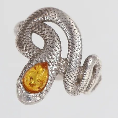 Ring med bärnsten stl:16½ bredd 1,3-19mm Silver 925/1000. Vikt: 3,2 g