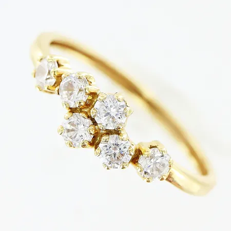Ring Guldfynd vita stenar stl:19 bredd 1,5-6mm, 18K Vikt: 1,1 g