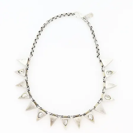 Collier i metall/silver ostämplat längd 42,5cm, hängande delar/spetsar i silver övriga delar i metall, vita stenar, bruttovikt 76,6g.