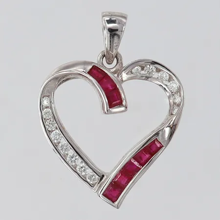 Hänge hjärta med rubiner samt diamanter 9 x ca 0,02ct 5 x ca 0,01ct totalt ca 0,25ctv 24x18mm ink ögla vitguld 18K. Vikt: 3 g