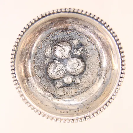Miniatyrskål höjd ca 2cm bredd ca 5,5cm, liten spricka, silver 830/1000 Vikt: 9,2 g