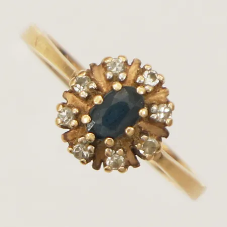 Ring med blå sten samt diamanter 0,12ctv enligt gravyr stl:17¼ bredd 9,3mm 18K Vikt: 2,6 g