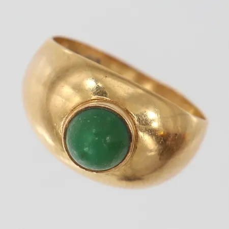 Ring med grön sten stl:15 bredd 3-10mm 18K. Vikt: 2,6 g