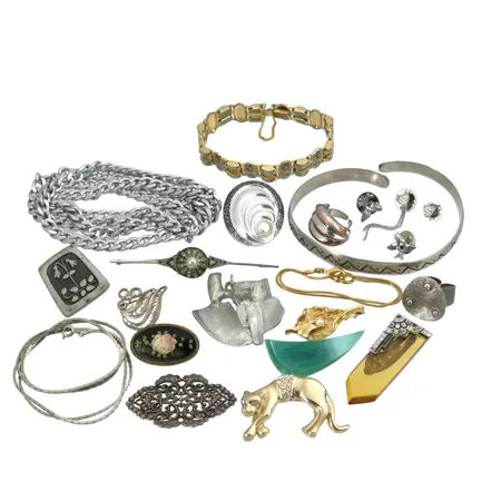 Parti bijouterier, bl.a. halskedjor, armband och broscher, oädel metall, ej fullständigt genomgånget, defekter och stenar som saknas kan förekomma, vikt 186g