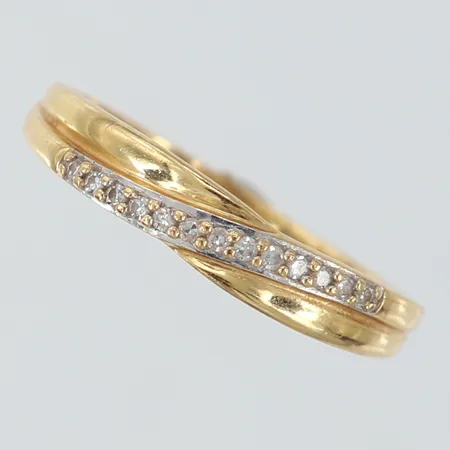 Ring med 8/8-sliapde diamanter 14 x 0,0075ct stl:17 bredd 1,2-3,5mm GHA 18K. Vikt: 1,3 g