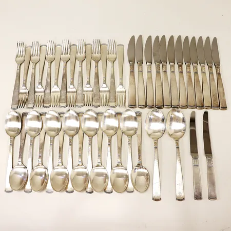 Bestickset Rosenholm, 14 bordsskedar längd ca 18cm, 2 matskedar längd ca 20cm med gravyr, 14 bordsgafflar längd ca 17,5cm, 12 bordsknivar med kort blad längd ca 20cm, 2 bordsknivar med långt blad längd ca 20cm, alla knivar med blad i rostfritt stål, GAB, silver 830/1000 Vikt: 2069,6 g