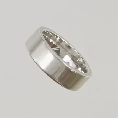 Ring stl 18,5 bredd6,9mm graverad platina Pt950 20,2g.