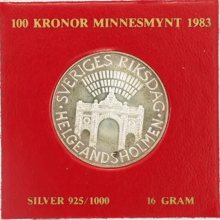 Minnesmynt 100kr Sveriges Riksdag Helgeandsholmen år 1983 Ø32mm plastetui silver 925/1000 Vikt: 16 g