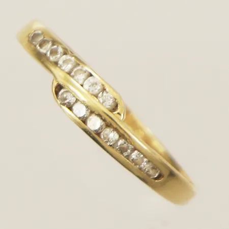 Ring med vita stenar stl:19 bredd 1,6mm 18K Vikt: 1,6 g