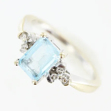 Ring Guldfynd stl:15¾ bredd 1,5-7mm diamanter 6 x ca 0,01ct 8/8-slipning, blå sten 5x7mm, vitguld i behov av rodiering, 18K Vikt: 3,6 g