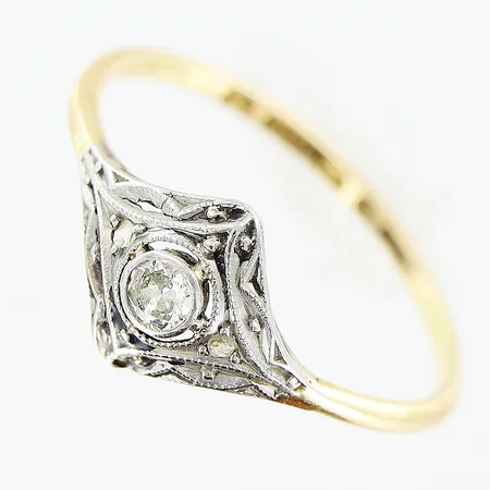Ring stl: 16¾, med diamant 1 x ca 0,05ct, 2 rosenstenar med nagg, vitguld i fattning, bredd 1-8mm, 18K Vikt: 1,1 g