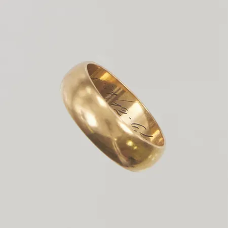 Ring stl17¼ bredd:5,7mm graverad 18K 5,6g.