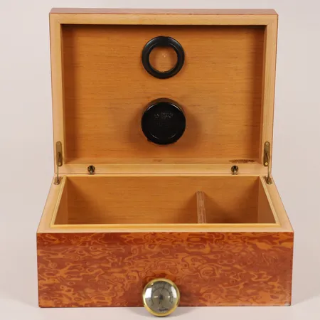 Humidor Savinelli 1876, två invändiga fack, mått ca 29x13,5x21,5cm,lackerat trä lös fuktmätare, ytligt slitage.
