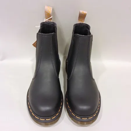 Ett par kängor Dr Martens Felix Rub Off/Chelsea Boot Vegan 2976 Black AF500 syntetiskt läder storlek EU:41 nyskick oanvända i originalkartong