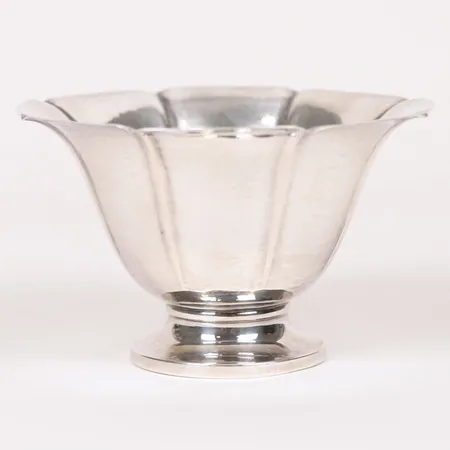 Skål på fot GAB Stockholm 1924 höjd 8,5cm, bredd 14cm, Silver. Vikt: 148,4 g