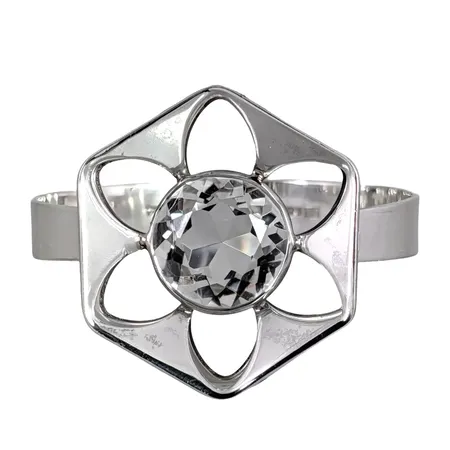 Armring i silver THERESIA HVORSLEV för Alton, Bergkristall Ø 19 mm, öppningsbar modell, inre omkrets 18 cm, skenans bredd 8-11 mm, frontens storlek 40x45 mm, frontens uppbyggnad 14 mm, Falköping 1970, sten utan anmärkning, fint skick Vikt: 39,5 g
