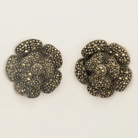 Ett par örhängen med markasiter 21x23mm 925/1000 silver Vikt: 12,9 g
