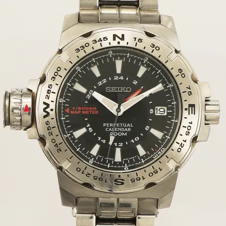 Herrur Seiko 1/50000 Map Meter quartz Perpetual Calendar 200m Ø42mm datum stål modell-nr:558558 stållänk repig inga tillbehör