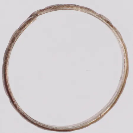 Ring klippt/av stl: 18¼ graverad, bredd 4,4mm silver 830/1000 Vikt: 2 g