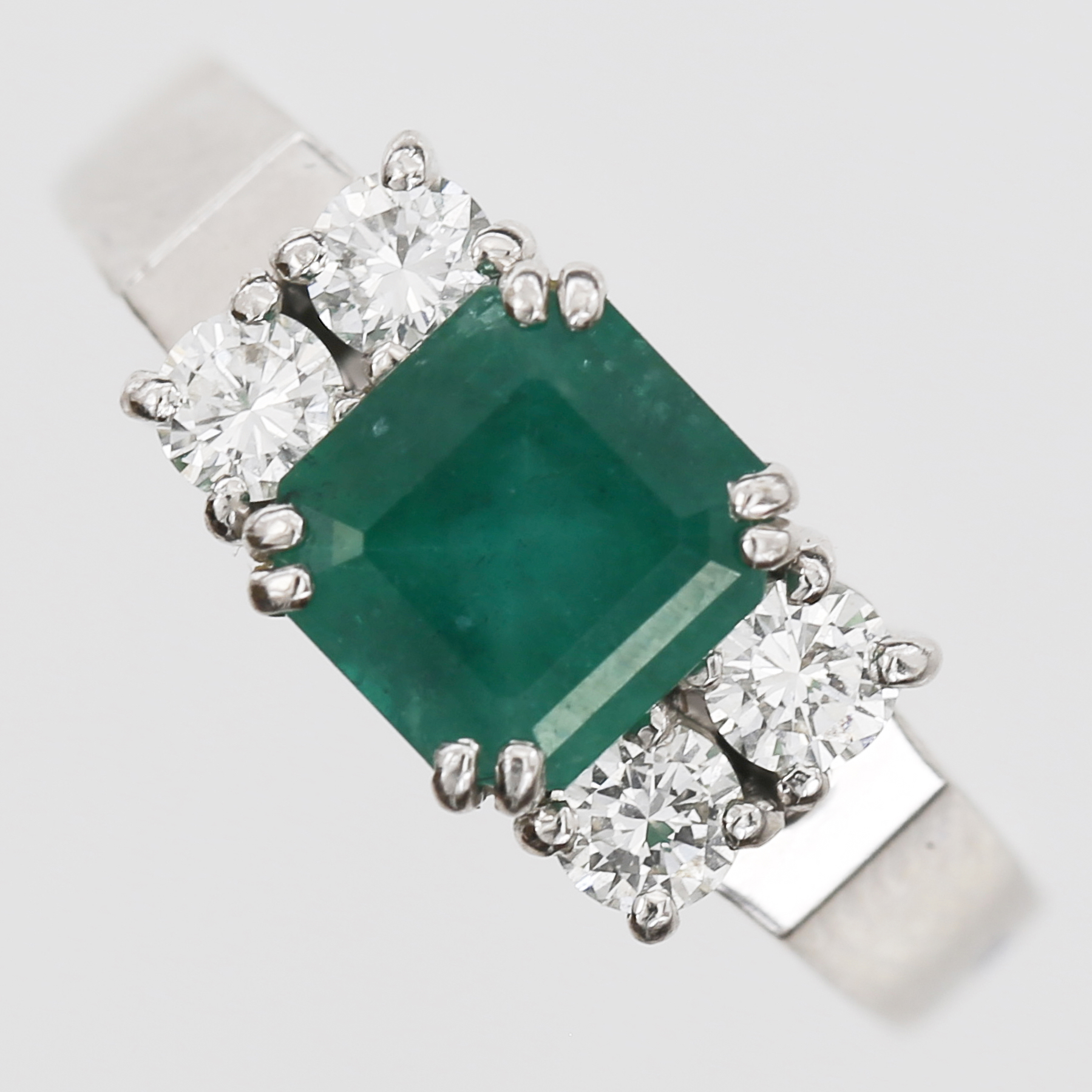 Hänge med diamant 1 x ca 0,25ct, kvalitet ca W/Si, längd inkl ögla 11mm, bredd 4mm, GHA, vitguld, 18K. Vikt: 0,5 g