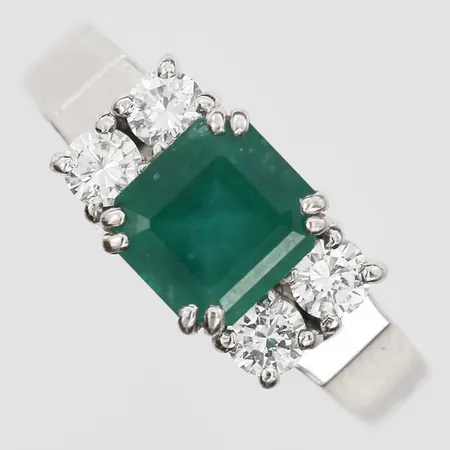 Ring Carl Fredric Carlman med smaragdslipad smaragd ca 1,65ct samt briljantslipade diamanter 4 x ca 0,10ct, stl: 17, tillverkad i Stockholm 1987, 18K vitguld Vikt: 6,6 g