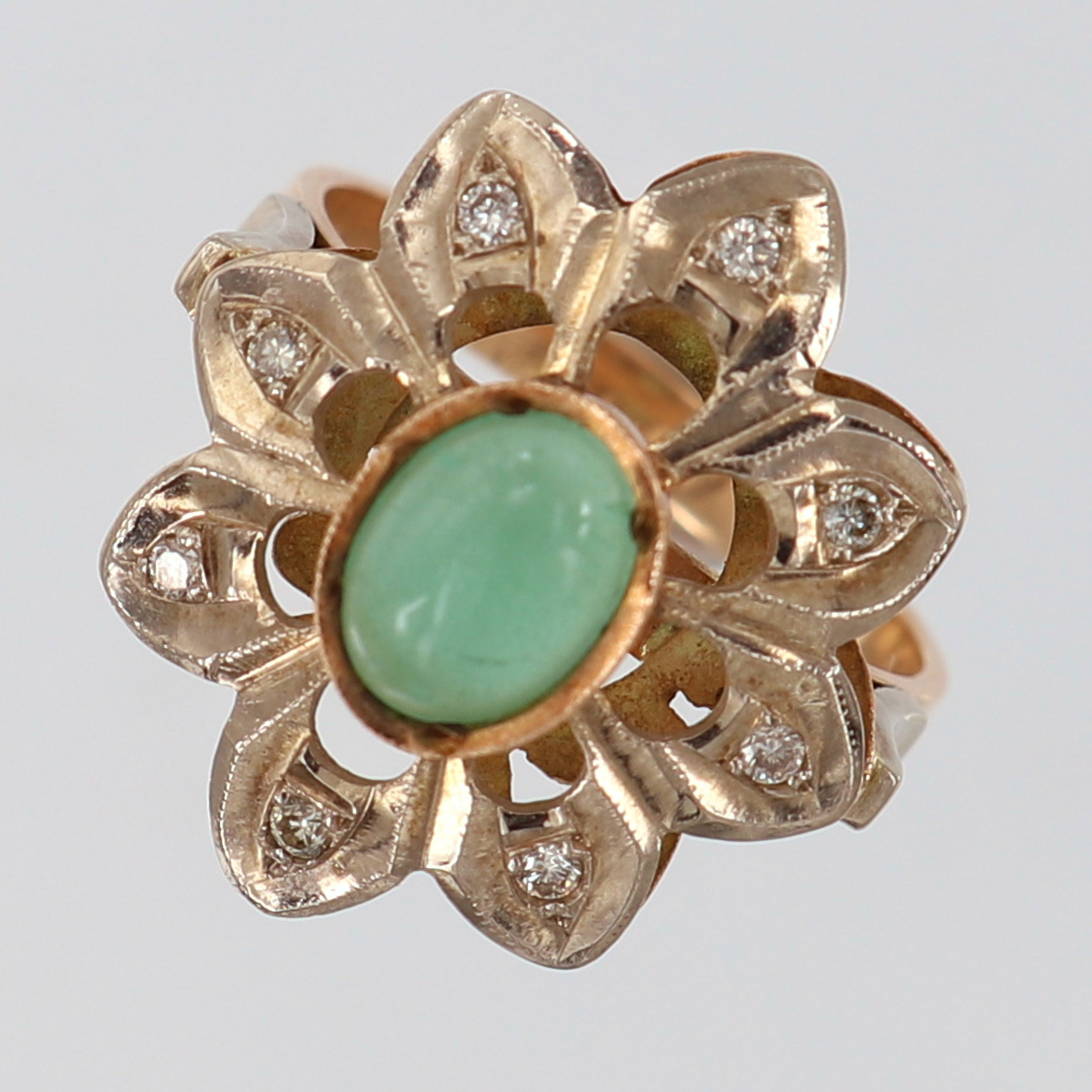 Ring med grön sten samt diamanter 8 x ca 0,02ct stl:18½ bredd 2,7-22mm 14K. Vikt: 5,7 g