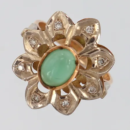 Ring med grön sten samt diamanter 8 x ca 0,02ct stl:18½ bredd 2,7-22mm 14K. Vikt: 5,7 g