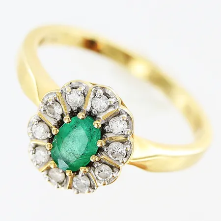 Carmoséring Guldfynd stl:19 bredd 2-11mm diamanter 10 x ca 0,02ct, smaragd ca 3x5mm, 18K Vikt: 4,1 g