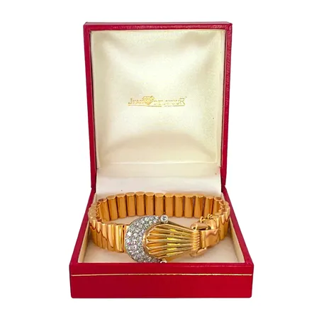 Exklusivt Diamantarmband i 18K guld, Diamanter 36 st x 0,02 - 0,04ct, gammalslipning, utrikiska otydliga stämplar, möjligen Frankrike, inre omkrets 16,0 cm, länkens bredd 11 mm, tjocklek 4,5 mm, låsdelens storlek 20 x 30 mm, säkerhetskedja med springlås - något trögt att stänga, ordinarie lås i bra skick, fint skick, etui från Jean Delatour Vikt: 46,1 g
