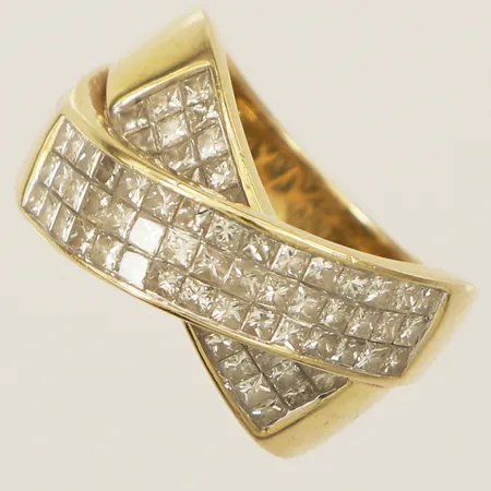 Ring med prinsesslipade diamanter 69xca0,02ct stl:17 bredd 13mm nagg på sten 18K Vikt: 10,4 g