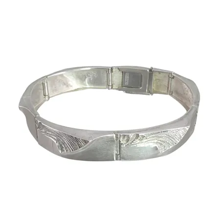 Armband i silver 925/1000, MATTI HYVÄRINEN FINLAND, delvis strukturmönstrad, längd knäppt 18,0 cm, bredd 11 mm, fint skick Vikt: 21 g