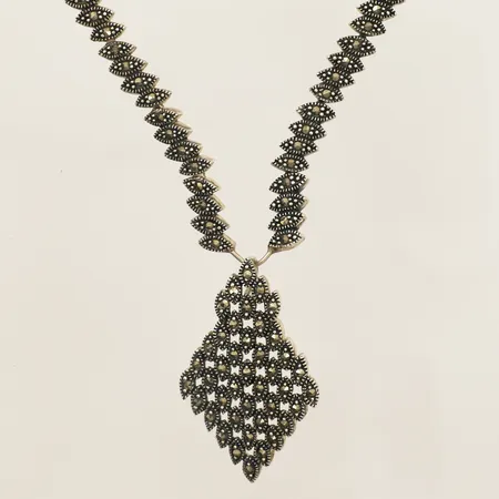 Collier med markasiter ca 42cm bredd 8,2mm hänget 46x28mm 925/1000 silver Vikt: 49 g