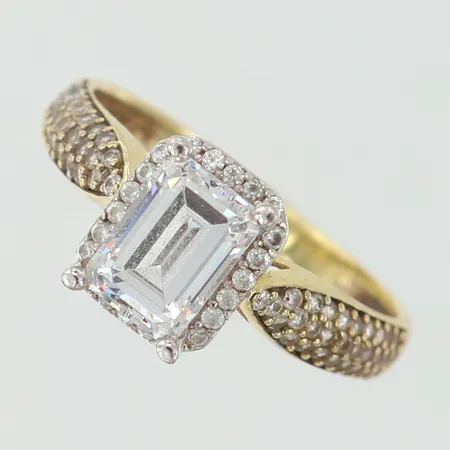 Ring med vita stenar stl 16¼ bredd 2-9mm saknar stenar, ostämplad 14K Vikt: 2,4 g