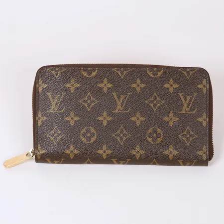 Plånbok Louis Vuitton Travel Zippy Wallet, brun monogramcanvas, beslag i gulmetall, invändigt brunt läder, mått ca 20,5x2,5x10,5cm, datumkod: SN3058 för år 2008 Frankrike, mindre fläckar invändigt, dustbag, kartong.