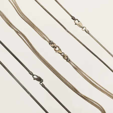 Diverse silver tre kedjor längd 41,5-44,5 samt 46cm silver 925/1000 Vikt: 35,2 g