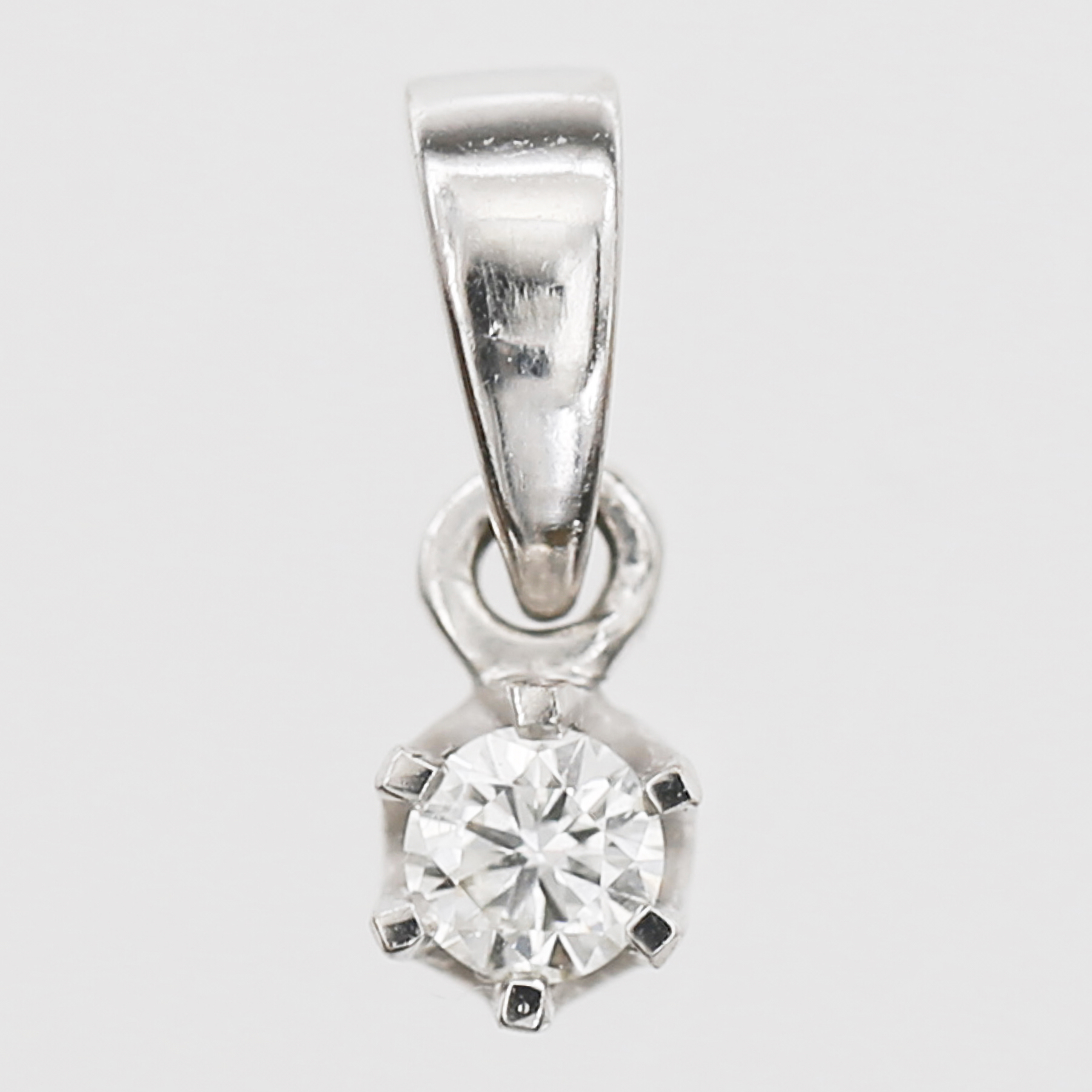 Hänge med diamant 1 x ca 0,25ct, kvalitet ca W/Si, längd inkl ögla 11mm, bredd 4mm, GHA, vitguld, 18K. Vikt: 0,5 g