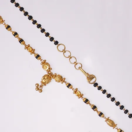 Collier med svarta stenar, längd 42,5-44,5cm 22K Vikt: 11 g