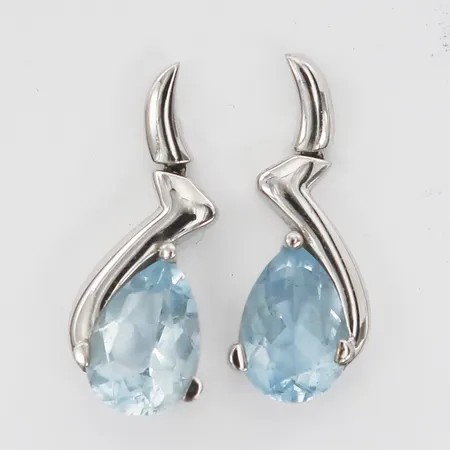 Örhängen med droppslipade ljusblå topaser ca 2,25ct/st, höjd 23mm, bredd 10mm, 18K vitguld Vikt: 4,8 g
