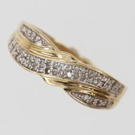 Ring med diamanter ca 41 x 0,0025xct stl 18 bredd ca 1,5-6mm en sten saknas 9K Vikt: 1,7 g