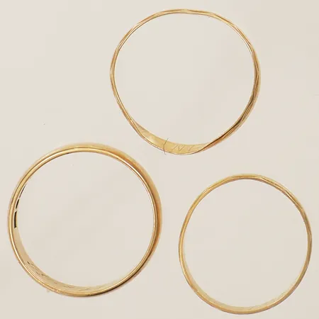 Diverse guld tre ringar personlig gravyr buckliga 18K Vikt: 6,4 g