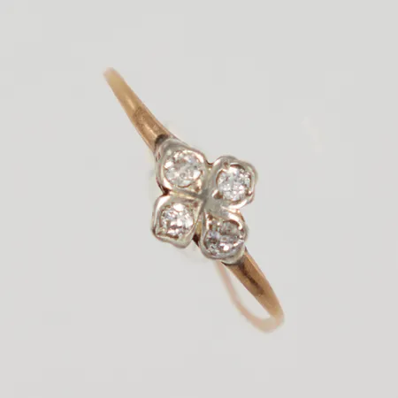Ring med 4 gammalslipade diamanter ca 0,02ct/st, slitna stenar, tunn och skadad skena, ostämplad 18K Vikt: 1 g