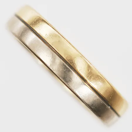 Ring i tvåfärgat guld av Schalins, gravyr, stl: 19½, 18K guld Vikt: 6,4 g