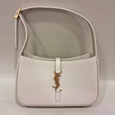 Väska Saint Laurent LE 5 À 7 Bag numrerad:PLB657228-1122 mått ca 24,5x15x6cm läder, beslag i gulmetall, läder med mindre repor samt lätt slitage, kvitto från NK 2023, dustbag